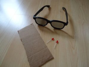 Brille LEDs und Pappe